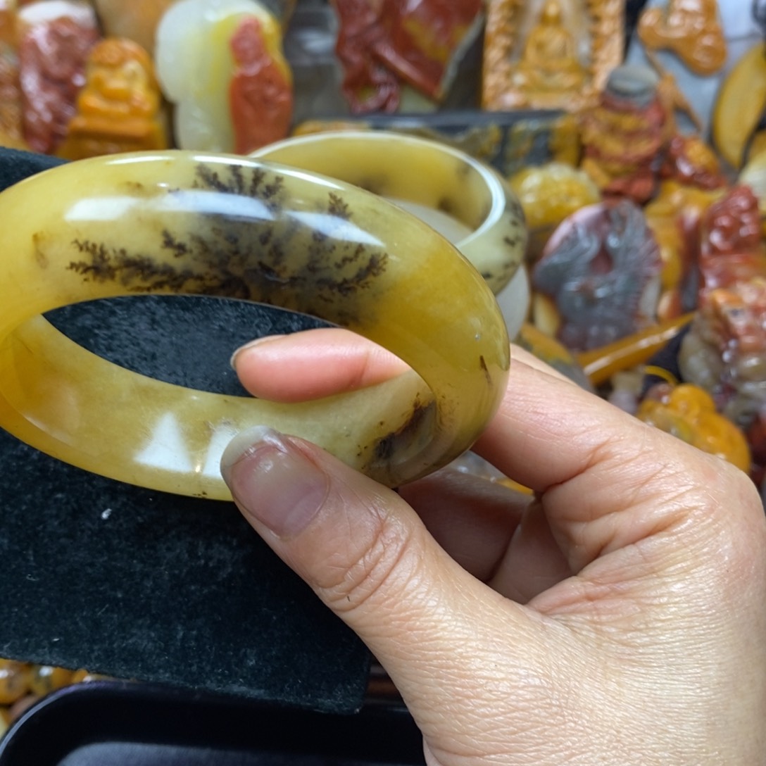 未镶嵌石英质玉（黄龙玉）颈饰