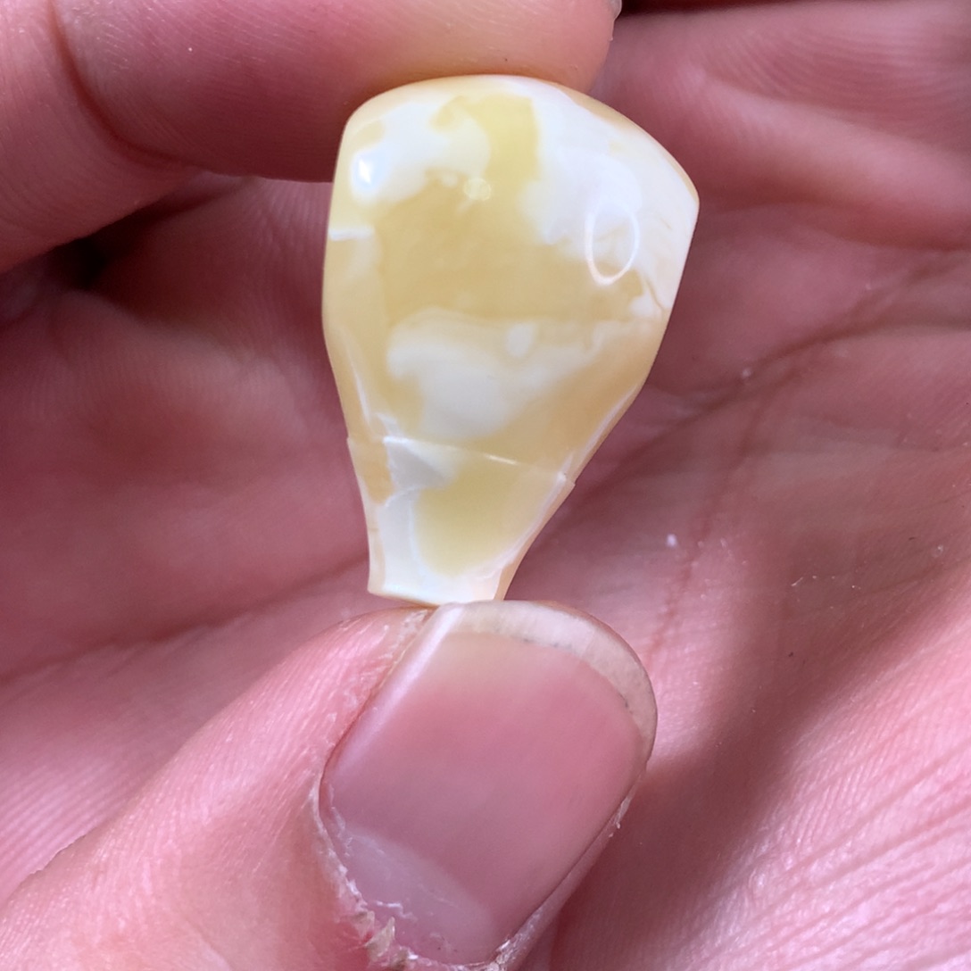 琥珀裸石未镶嵌三通