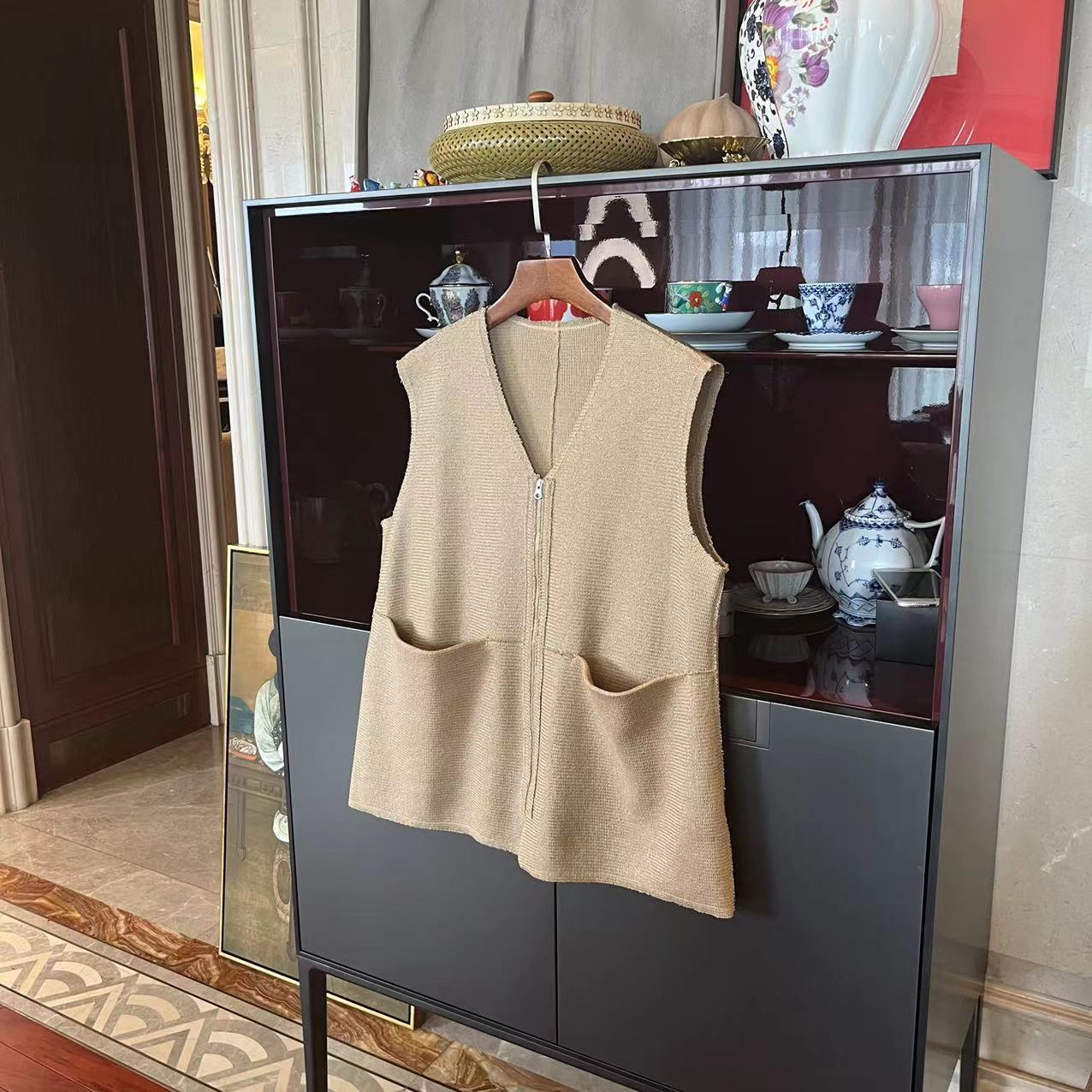 漫颜刘锦棉卡其色针织马甲2023夏季新品V领拉链无袖上衣