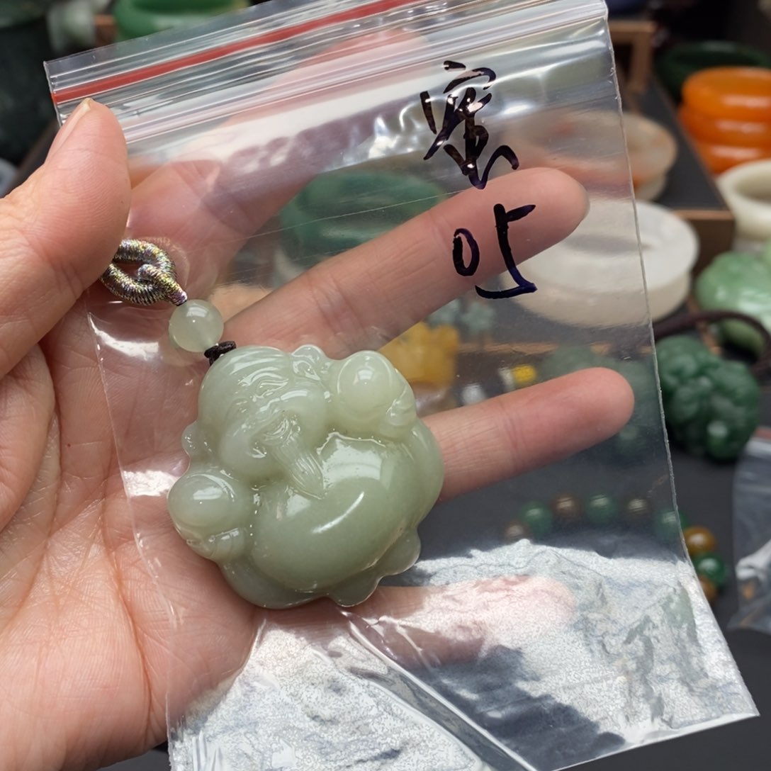 石英质玉吊坠未镶嵌蜜**笑