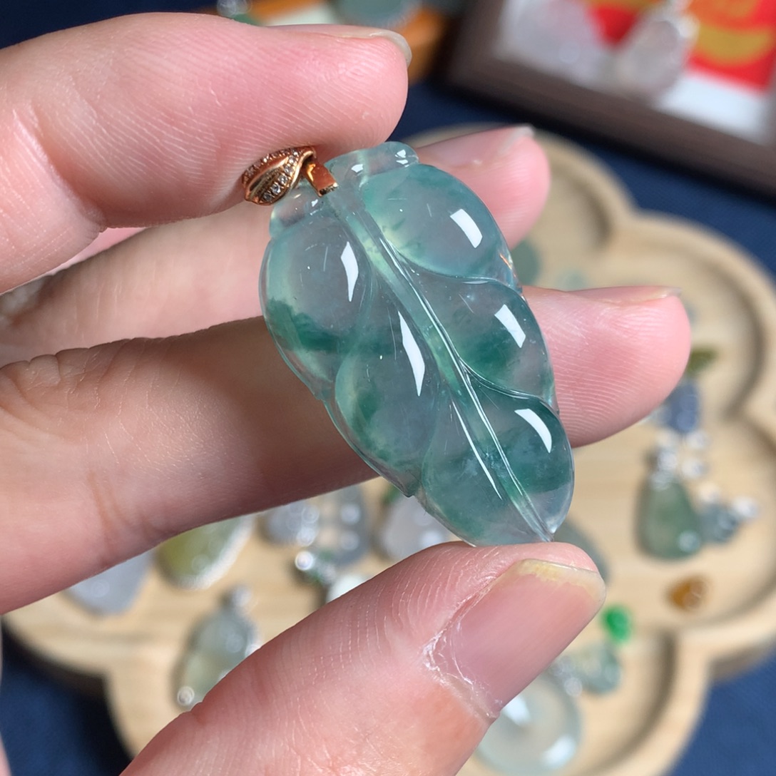 ༨***n翡翠18K金镶嵌颈饰叶子