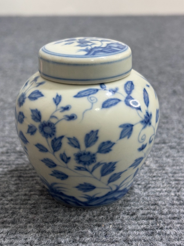 一个青花缠枝花卉小天字罐