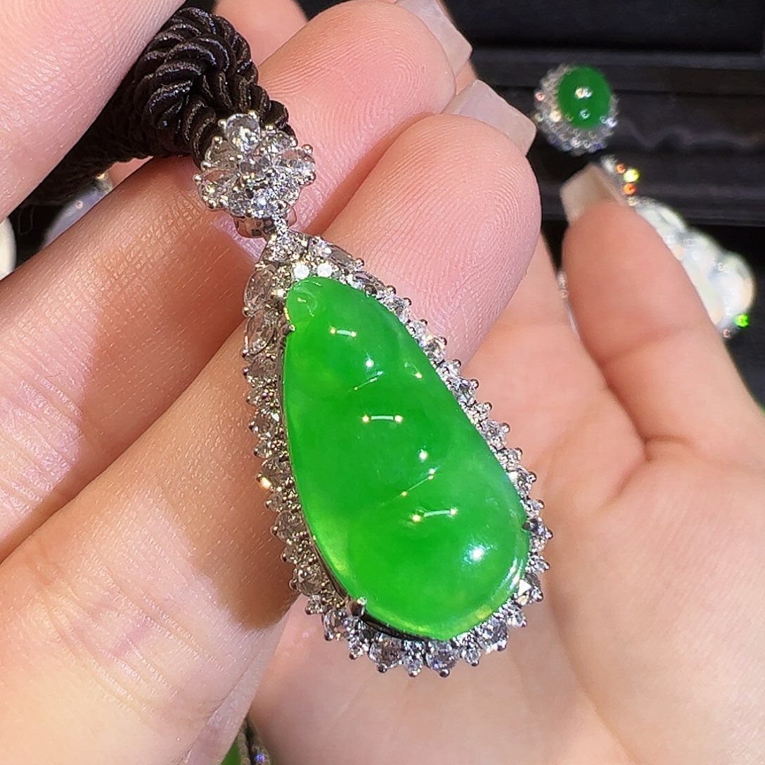 翡翠颈饰18K金镶嵌一刀切福豆