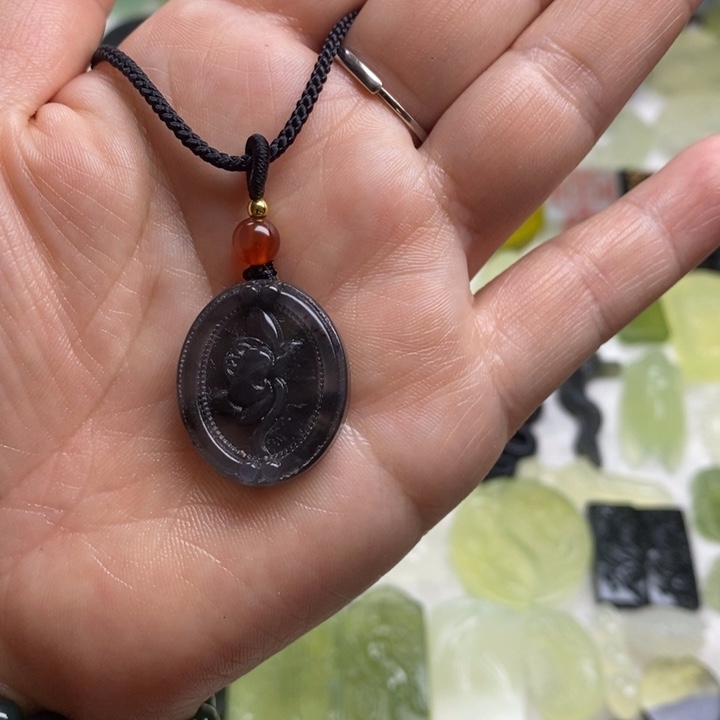 蛇纹石玉颈饰合金