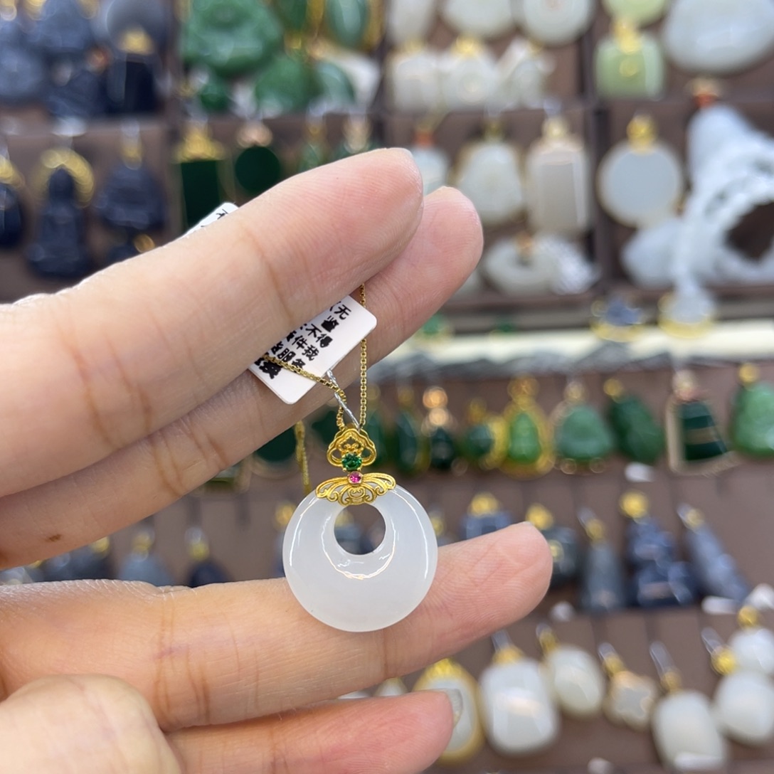 和田玉18K金镶嵌吊坠