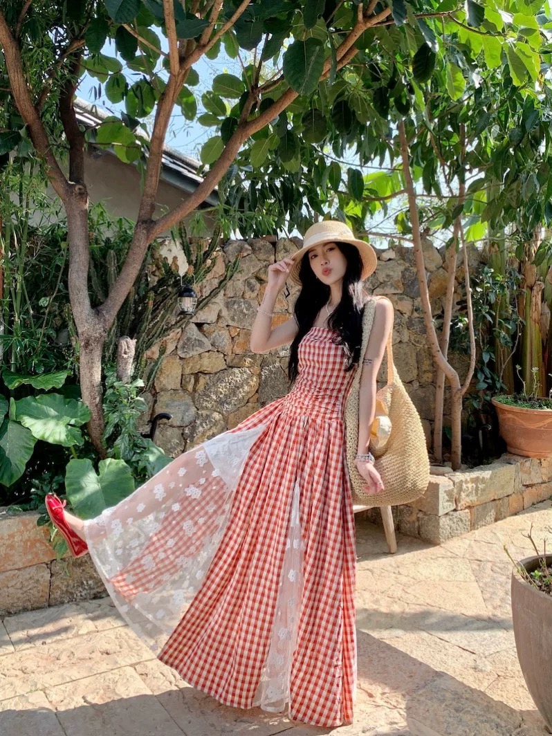 度假风蕾丝拼接抹胸连衣裙女装夏季休闲红色格子裙海边长裙a字裙