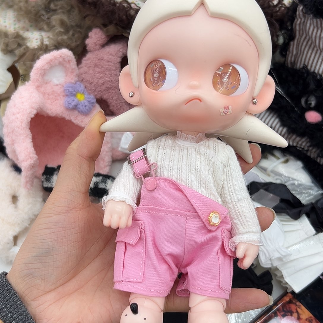 粉色单肩裤子手插兜