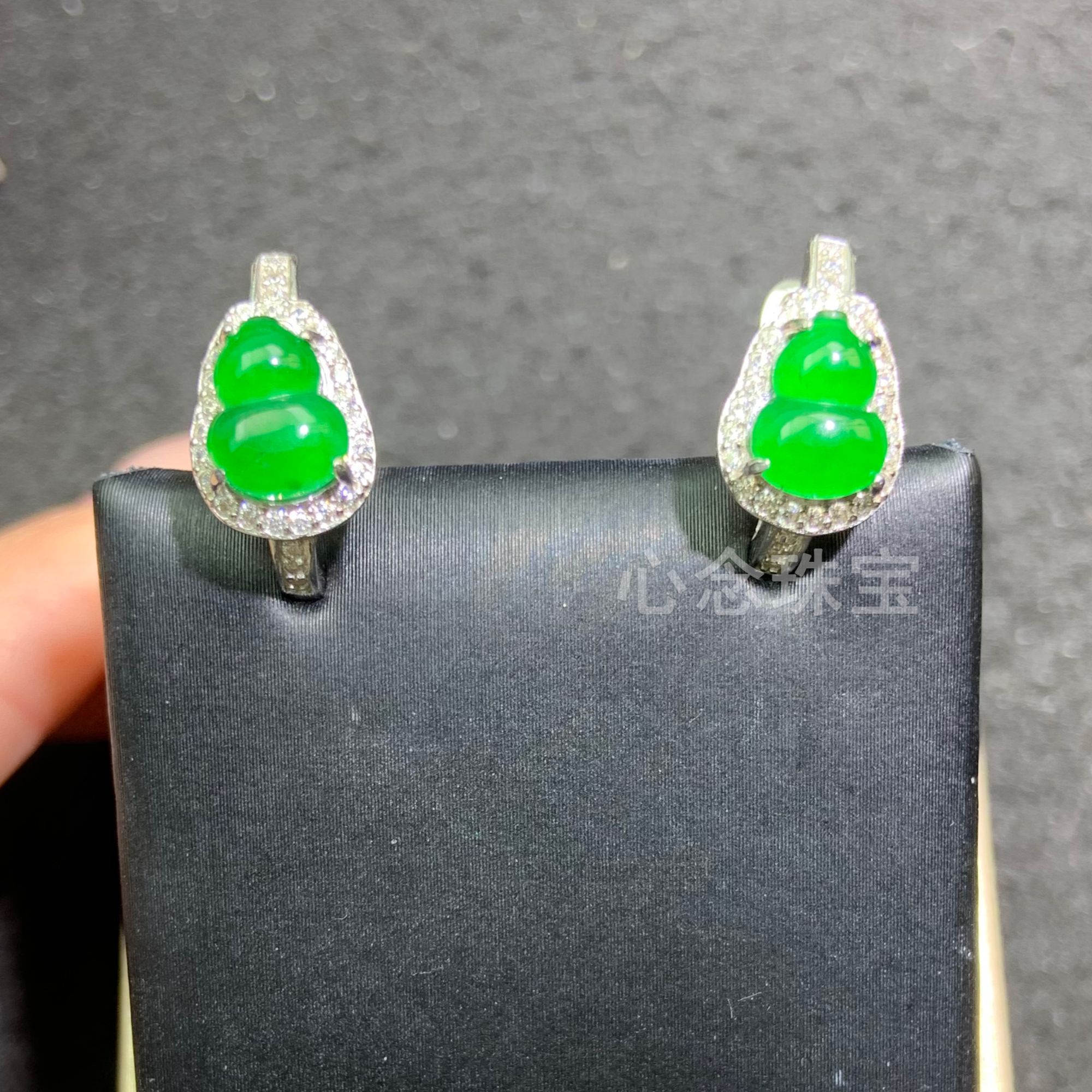 翡翠A货天然饰品翡翠葫芦耳钉冰透亮眼满绿阳绿S925银镶嵌多样性