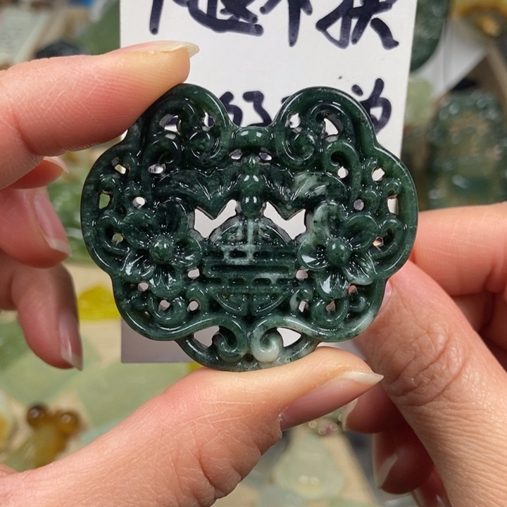 蛇纹石玉颈饰未镶嵌