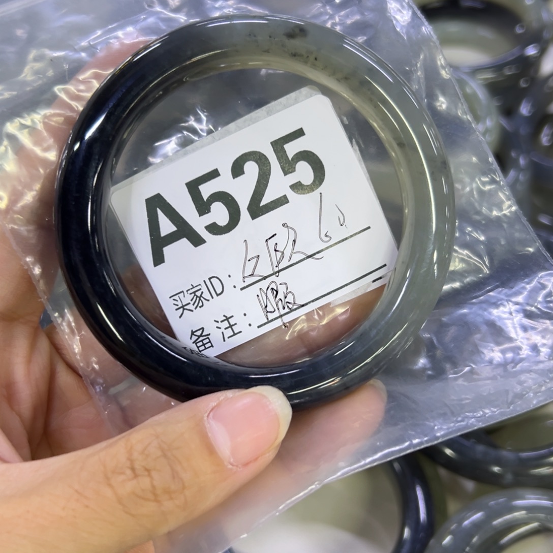 々***满蛇纹石玉未镶嵌手镯