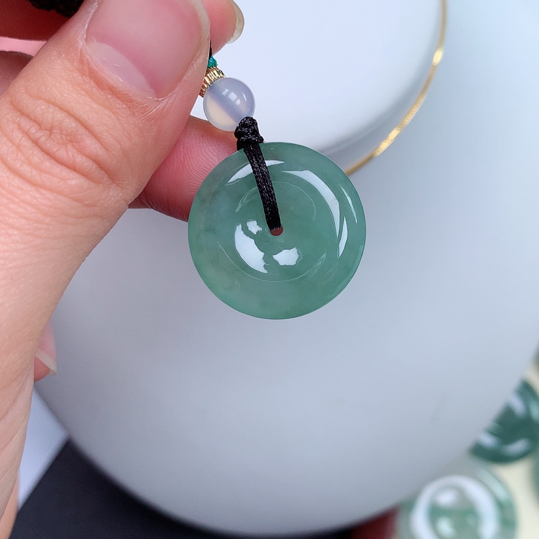 翡翠颈饰未镶嵌平安扣