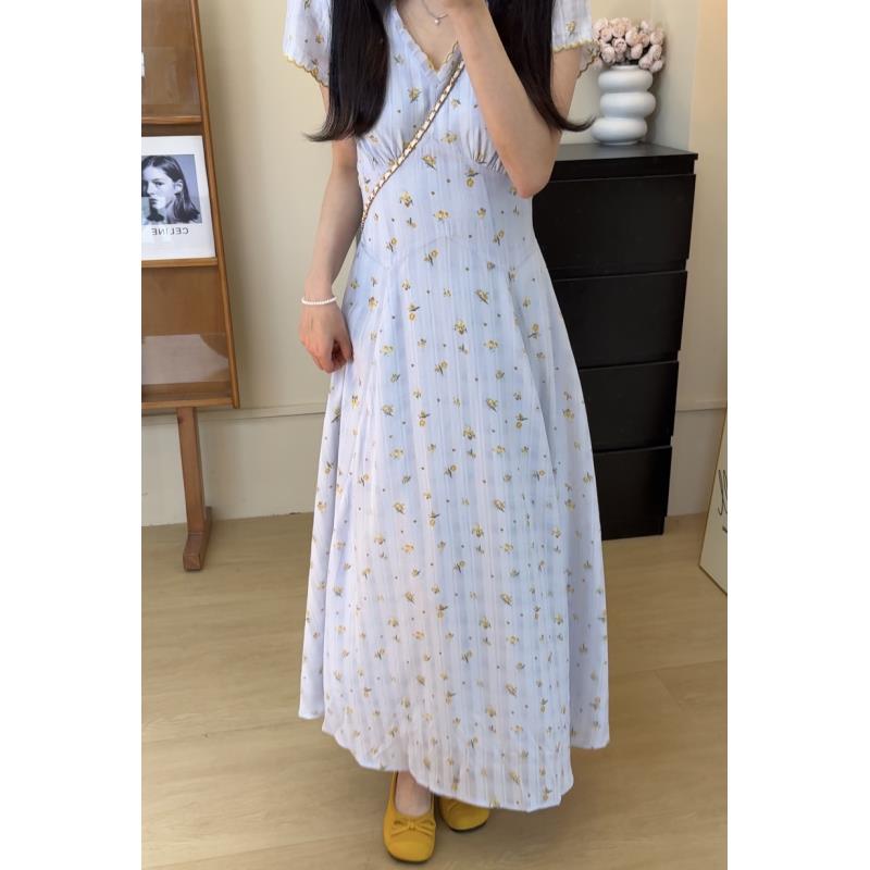 2025新款气质甜美温柔V领碎花蓝铃风语显瘦小众设计感连衣裙