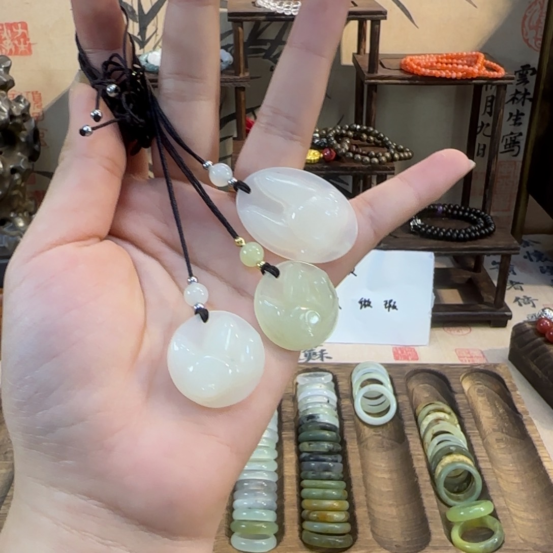 蛇纹石玉颈饰合金