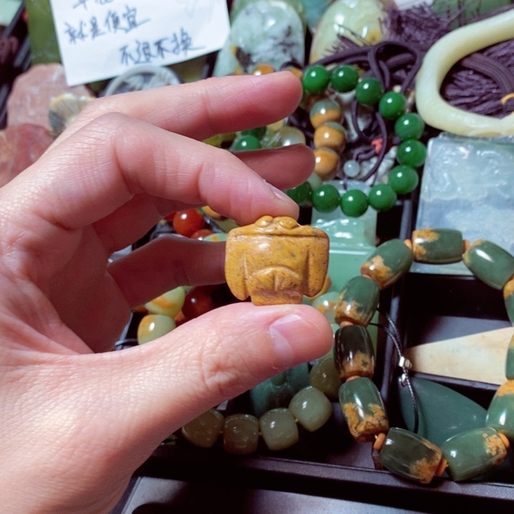 透闪石质玉颈饰未镶嵌