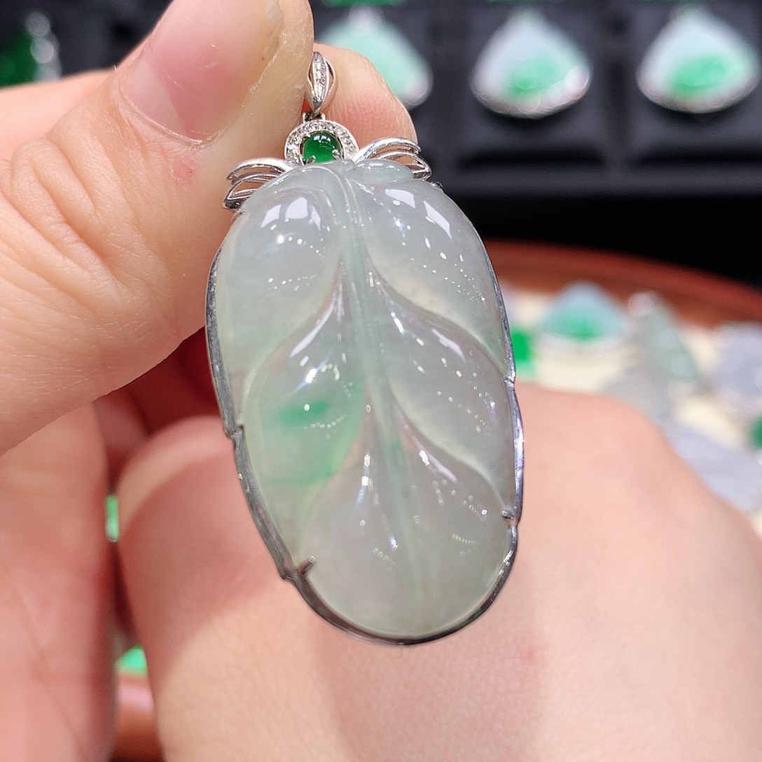 翡翠颈饰18K金镶嵌叶子