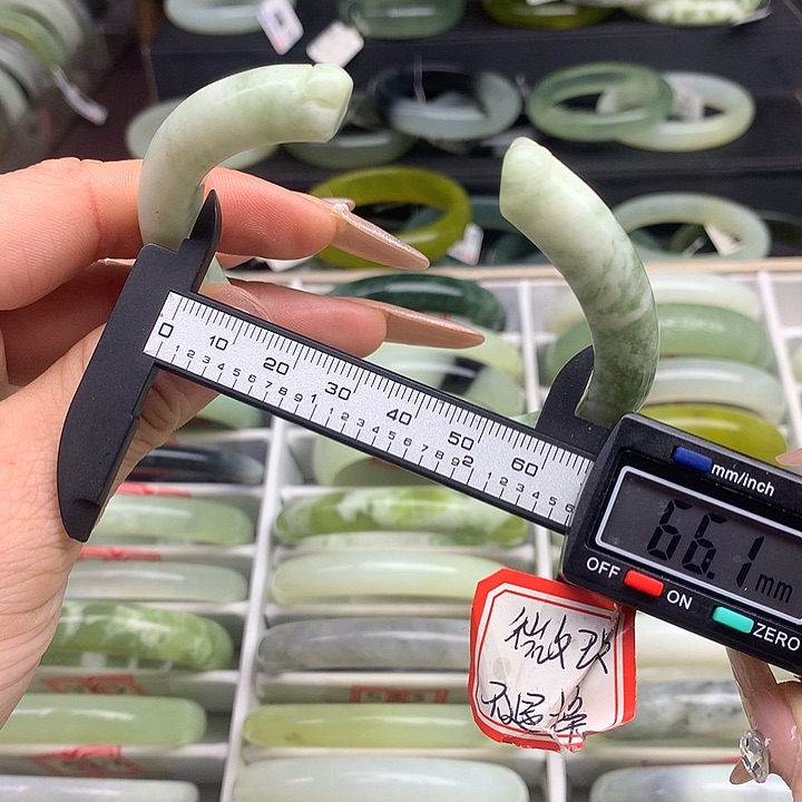 蛇纹石玉手镯未镶嵌560