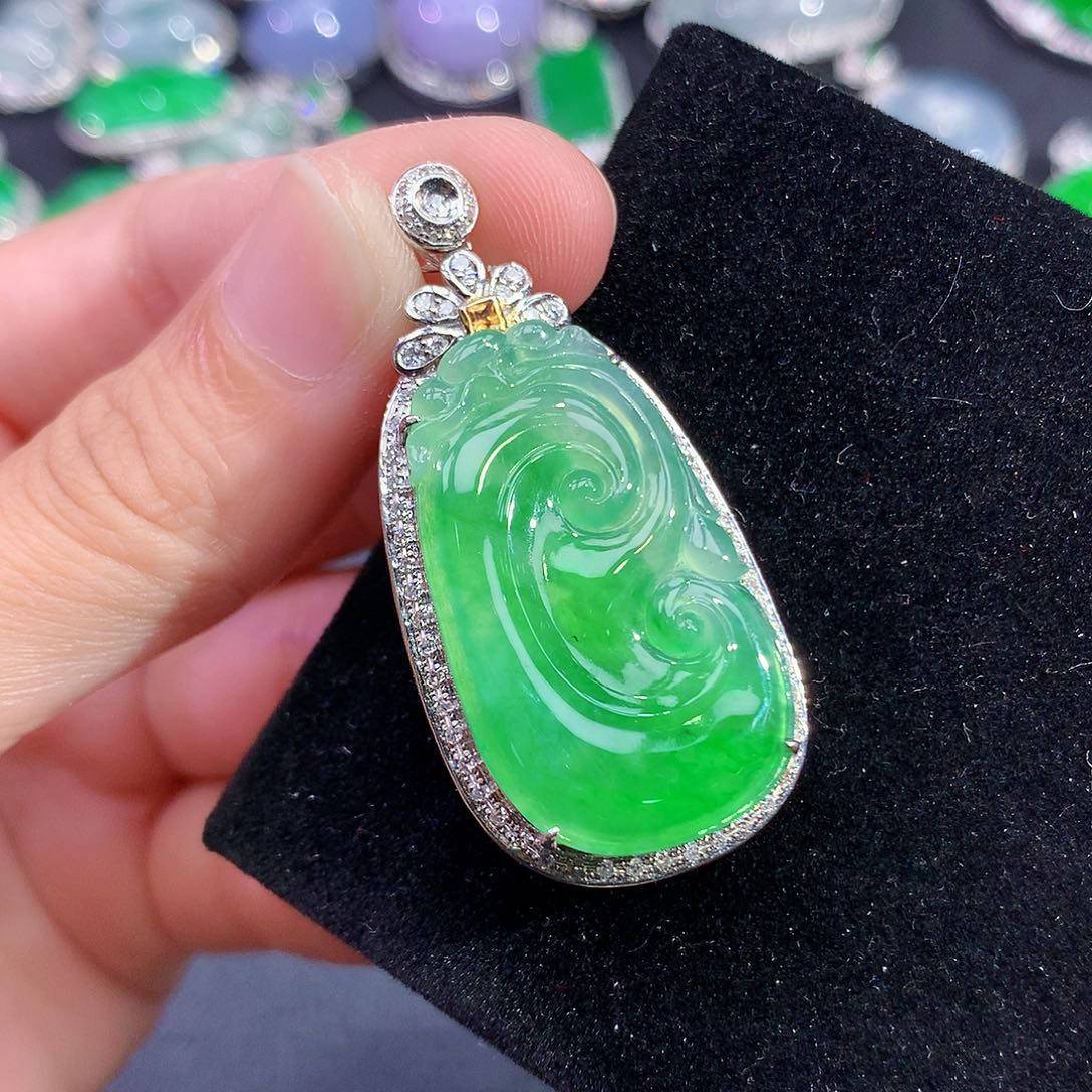 颈饰18K金镶嵌翡翠