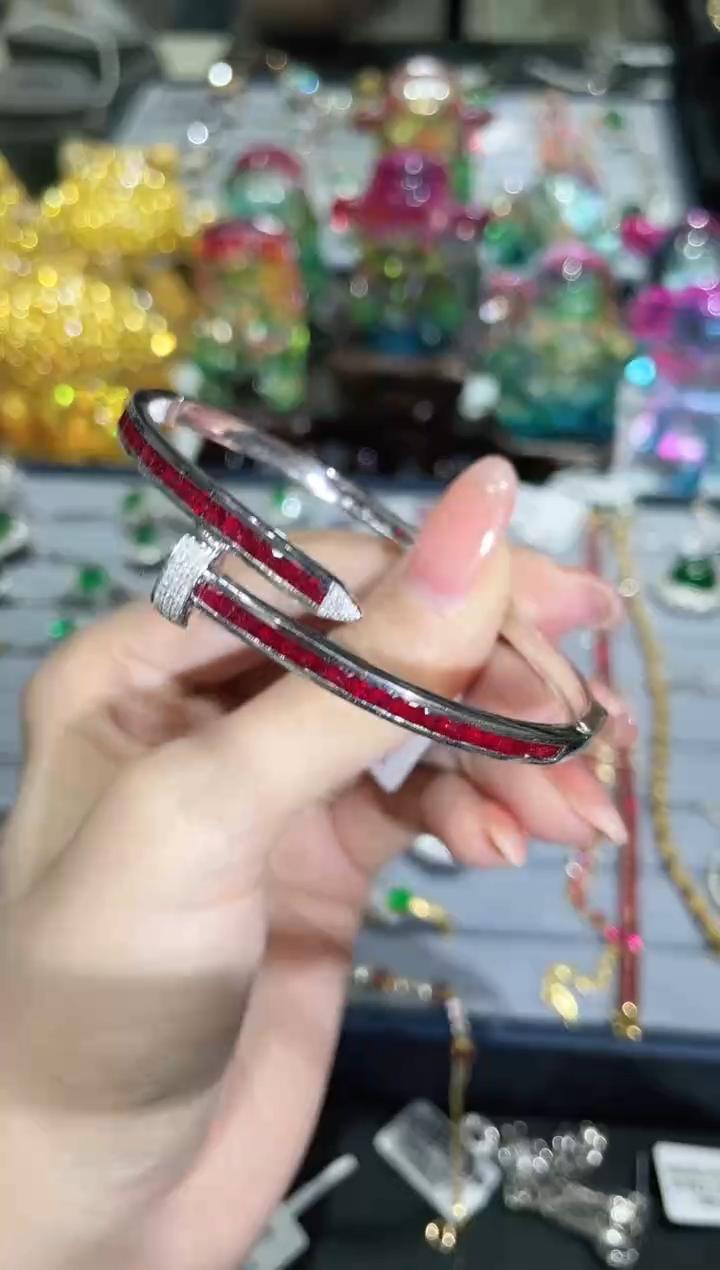 Pt950镶嵌天然红宝石手镯钉子款