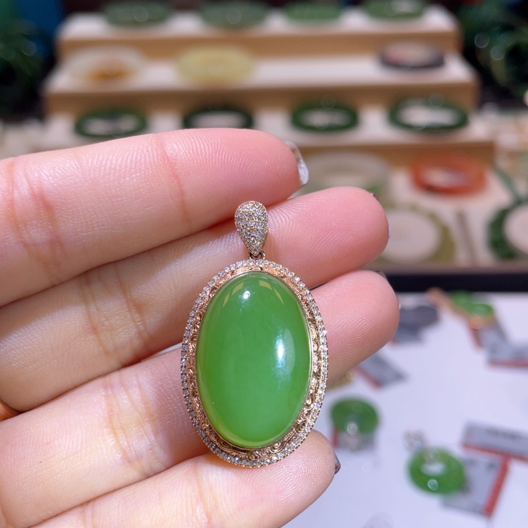 和田玉高品18Ｋ果绿吊坠18K金镶嵌