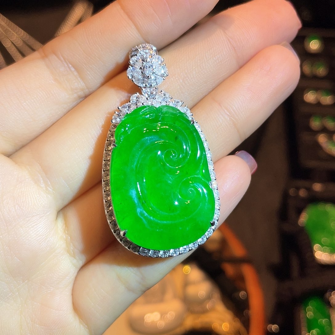 翡翠颈饰18K金镶嵌如意挂坠