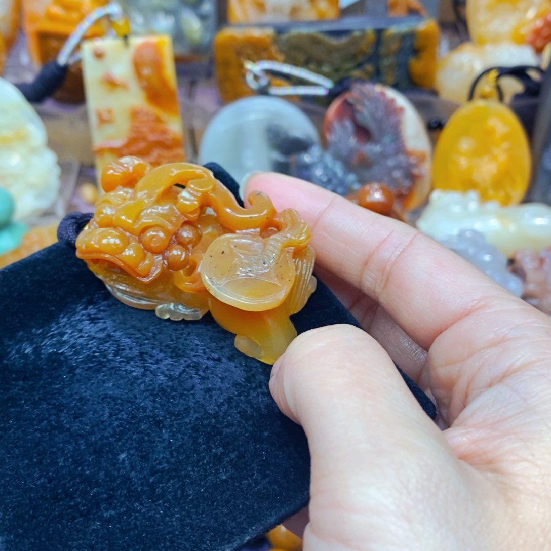 未镶嵌石英质玉（黄龙玉）颈饰