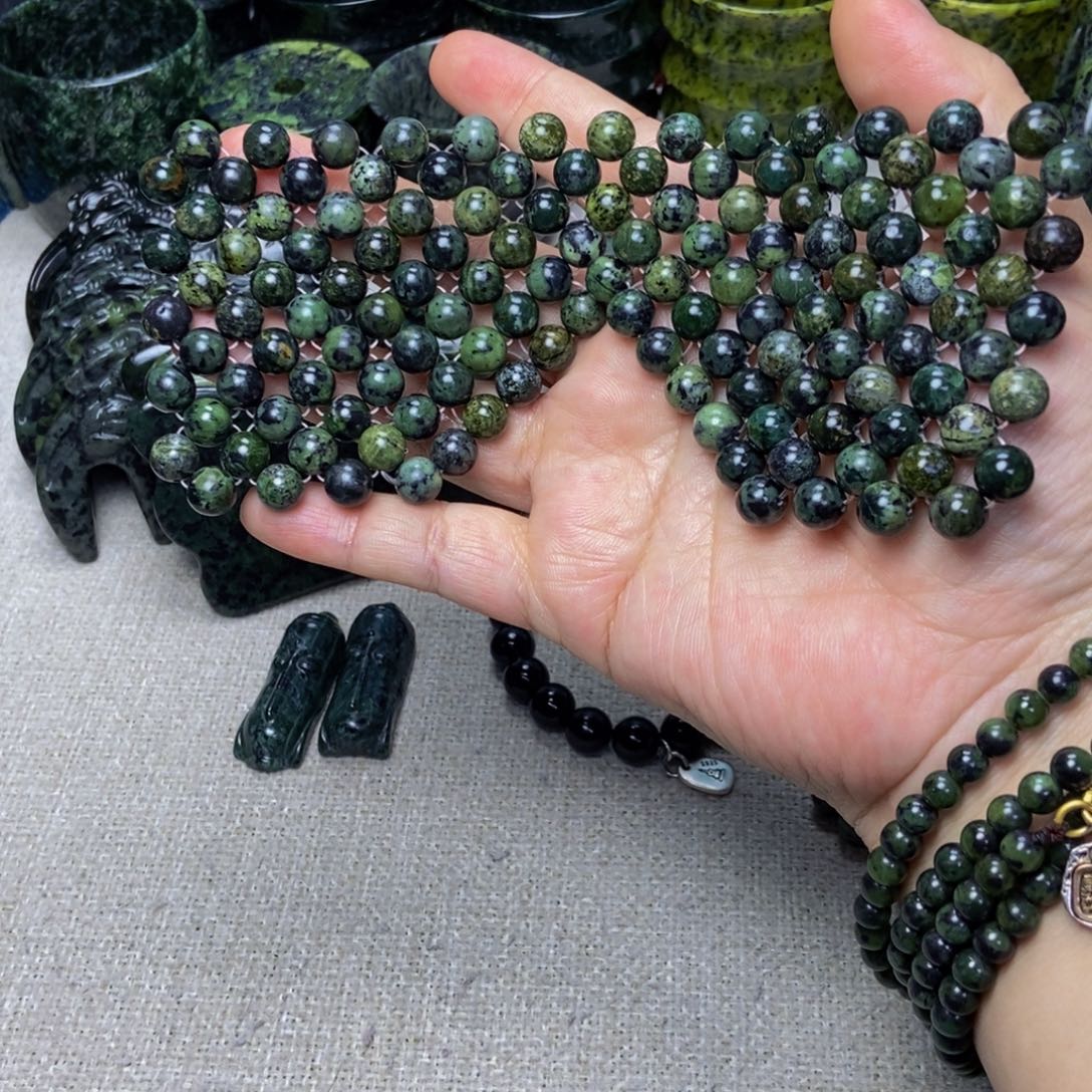 蛇纹石玉微瑕未镶嵌偶有瑕珠