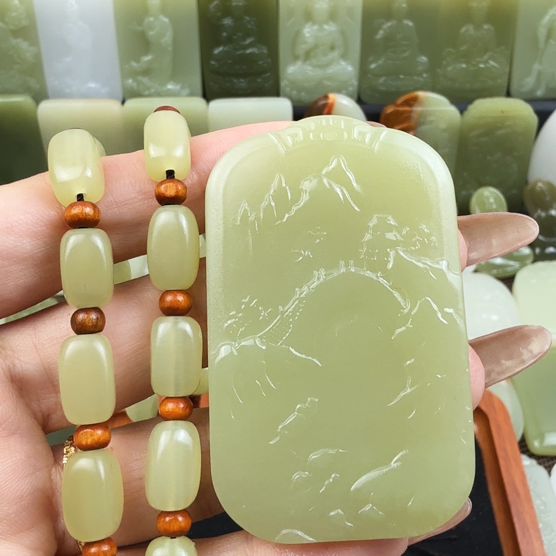 翠绿色山水牌吊坠
