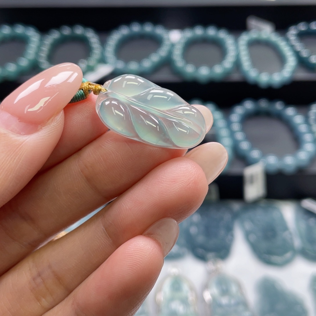 翡翠未镶嵌颈饰叶子