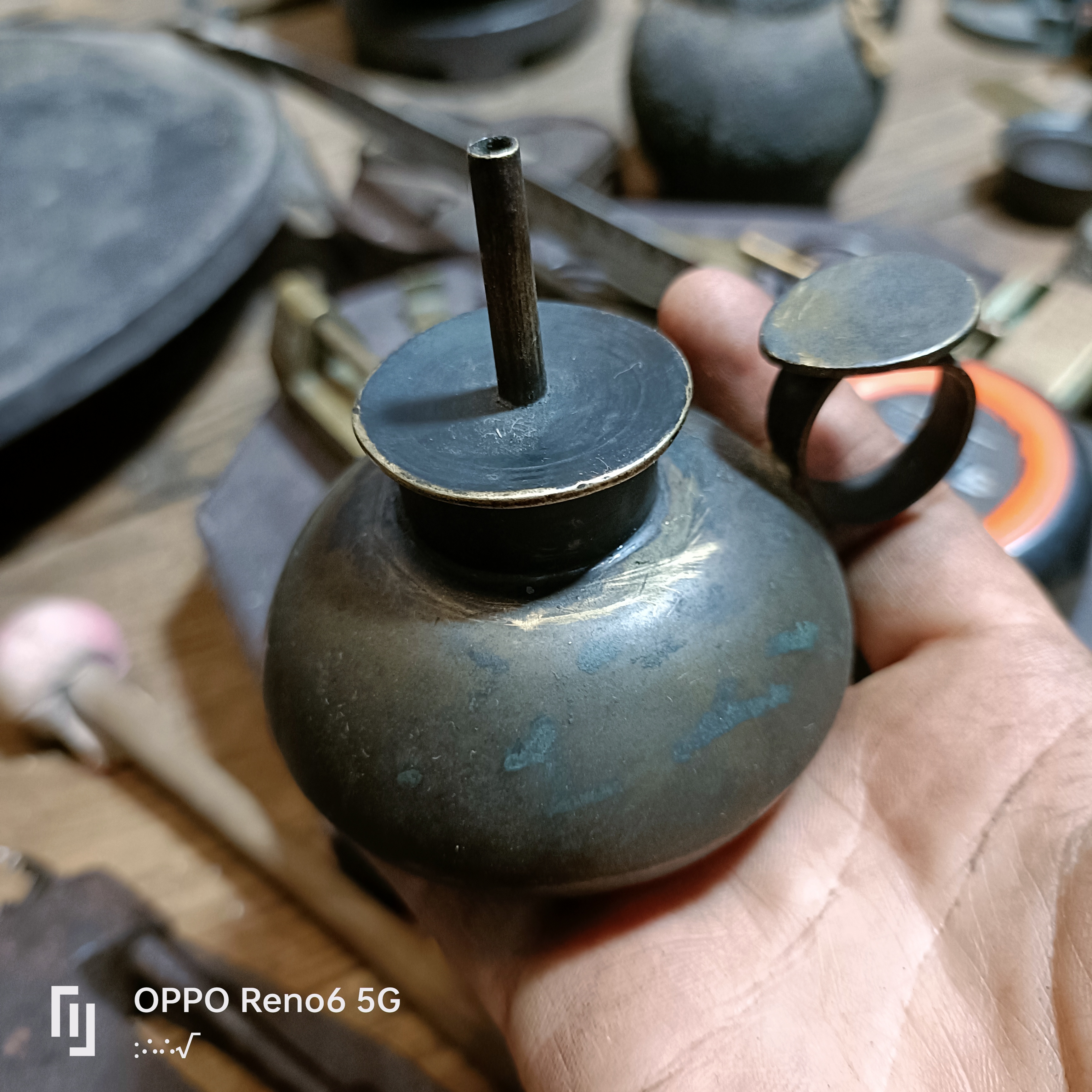 一个小铜灯，造型漂亮