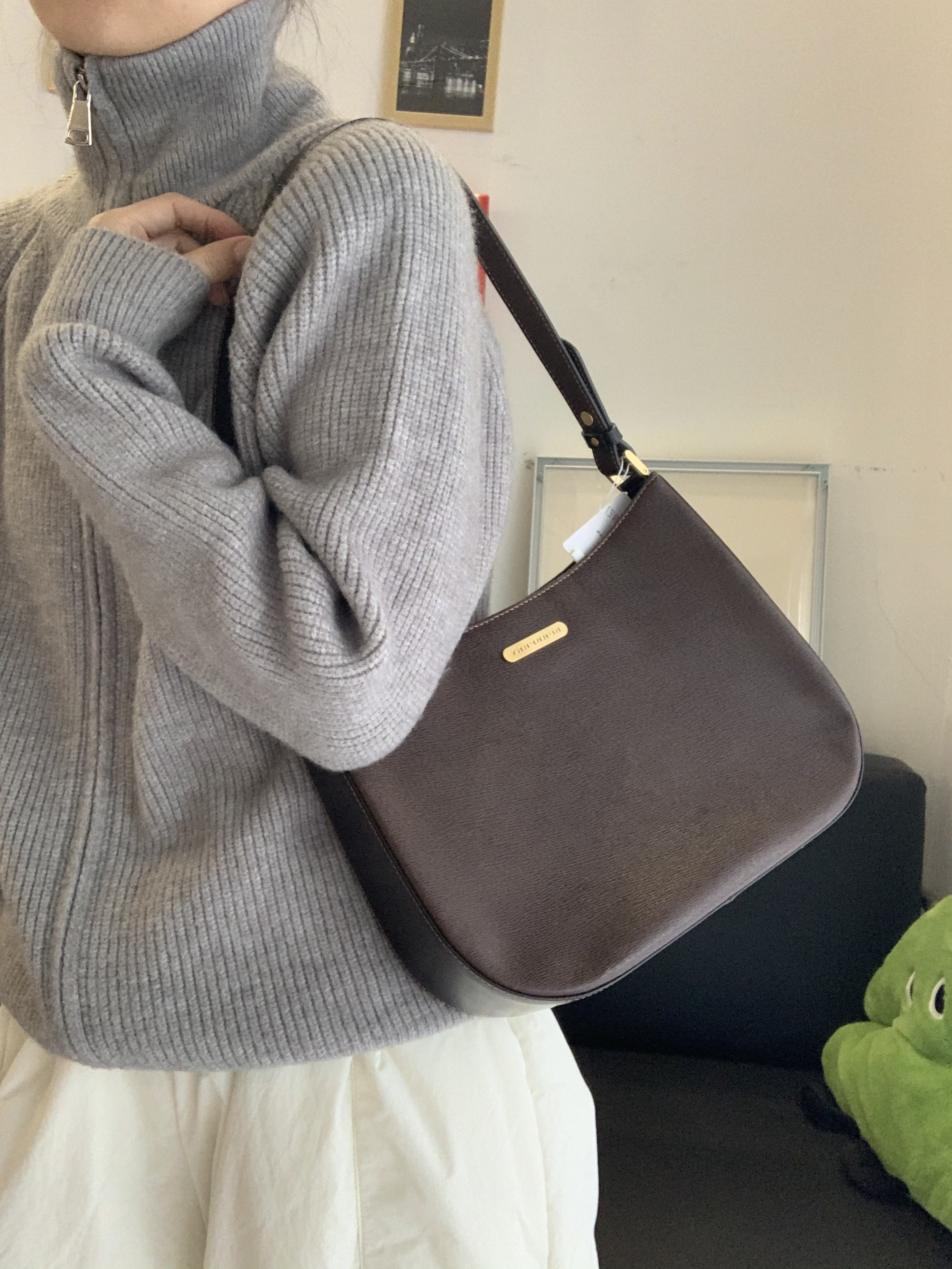 95新 BURBERRY/博柏利 九 深咖全皮单肩腋下包