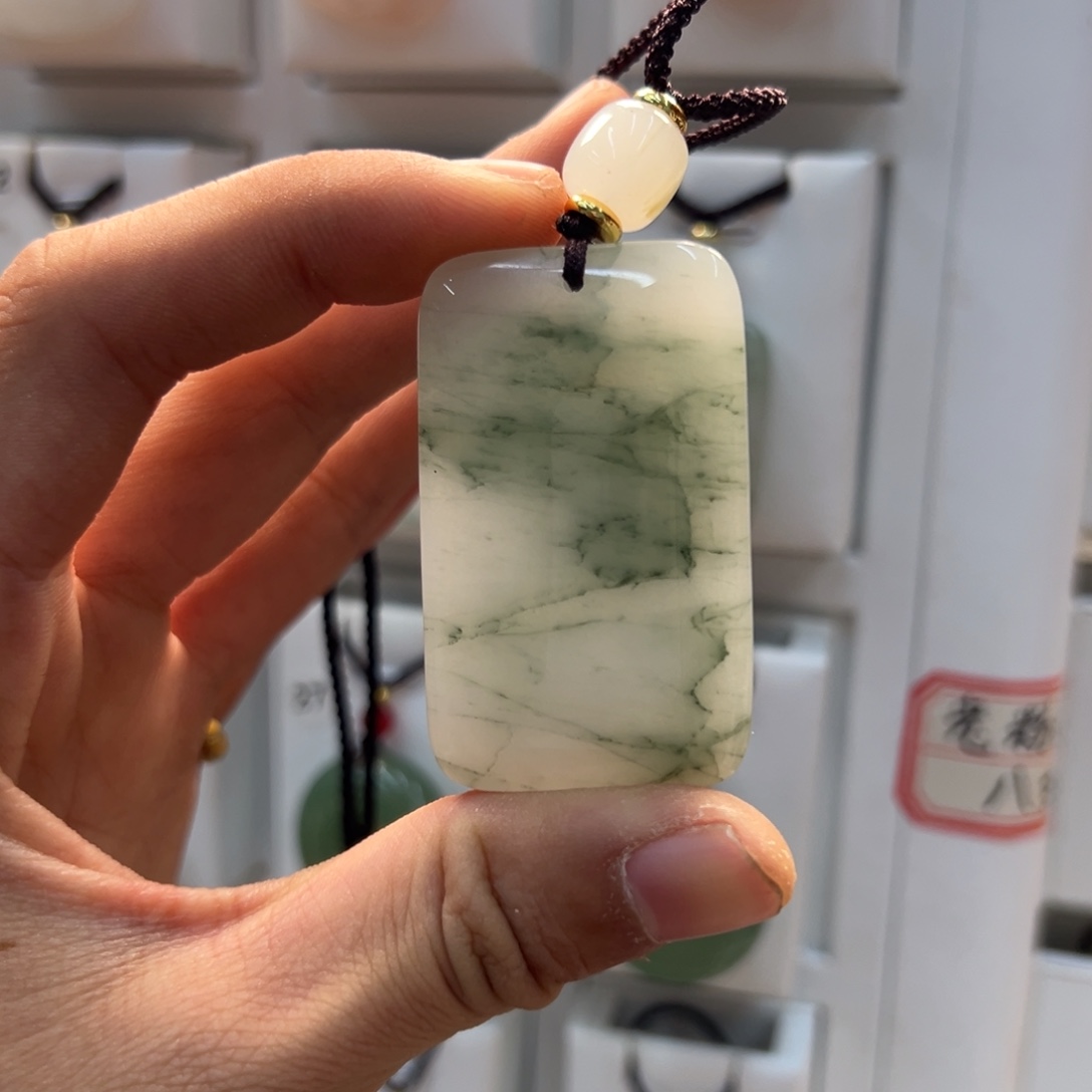 星***灿石英质玉（金丝玉）合金颈饰