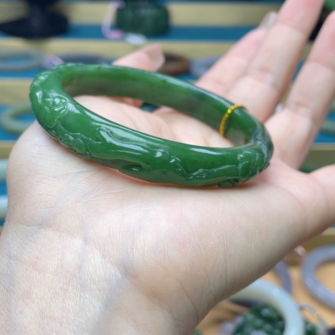 和田玉手镯58+圈口。编号106未镶嵌