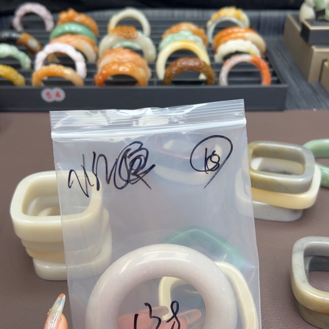 石英质玉手镯未镶嵌咕****?