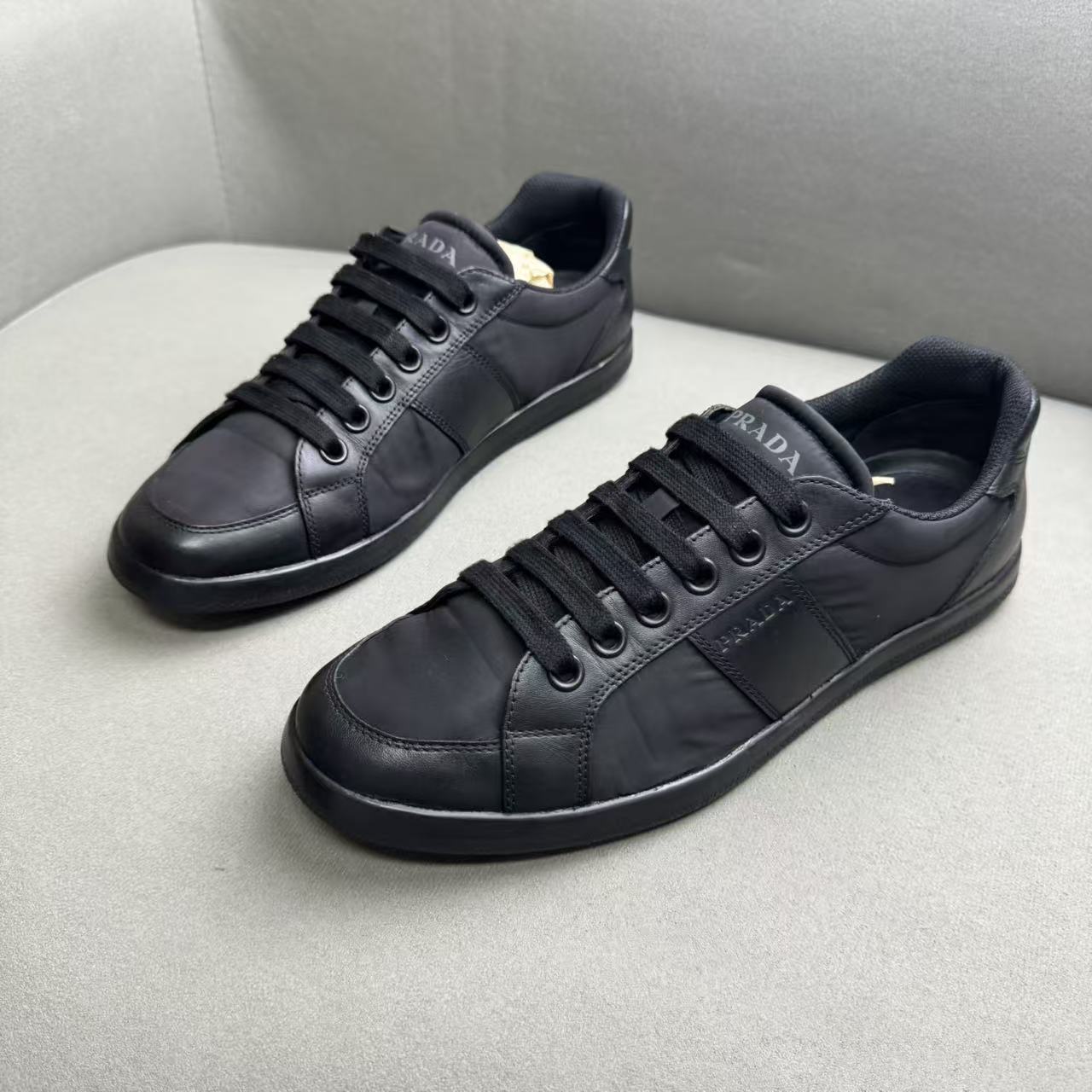 95新 Prada/普拉达 黑色尼龙皮面拼接压印logo时尚板鞋 41.5码