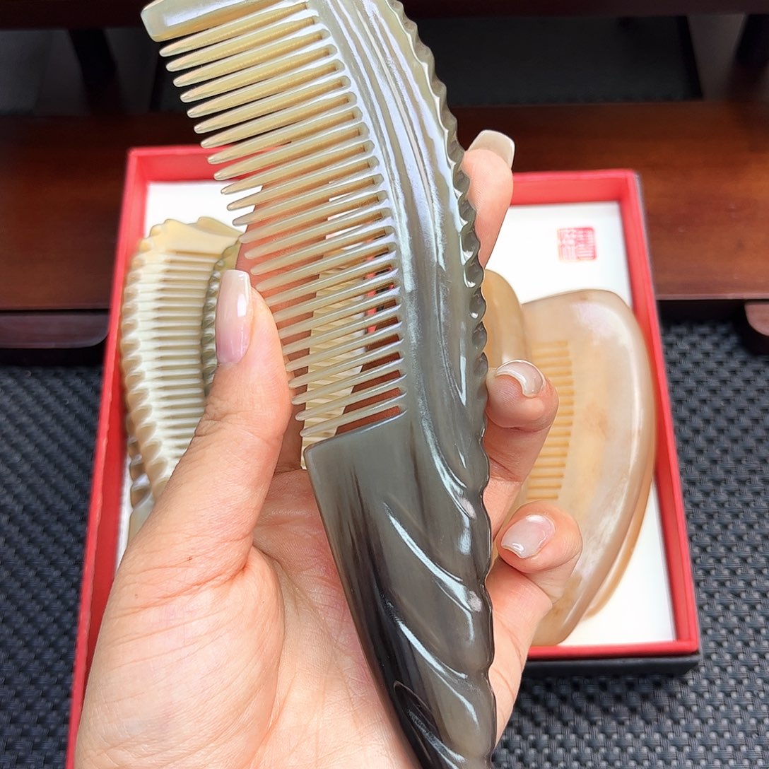 纯手工制作纯牛角梳子