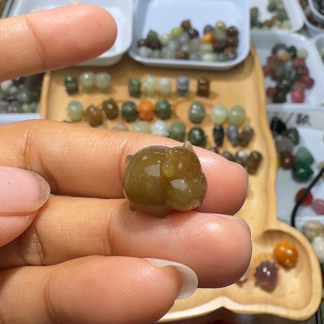 绿***叶和田玉未镶嵌珠宝奇石