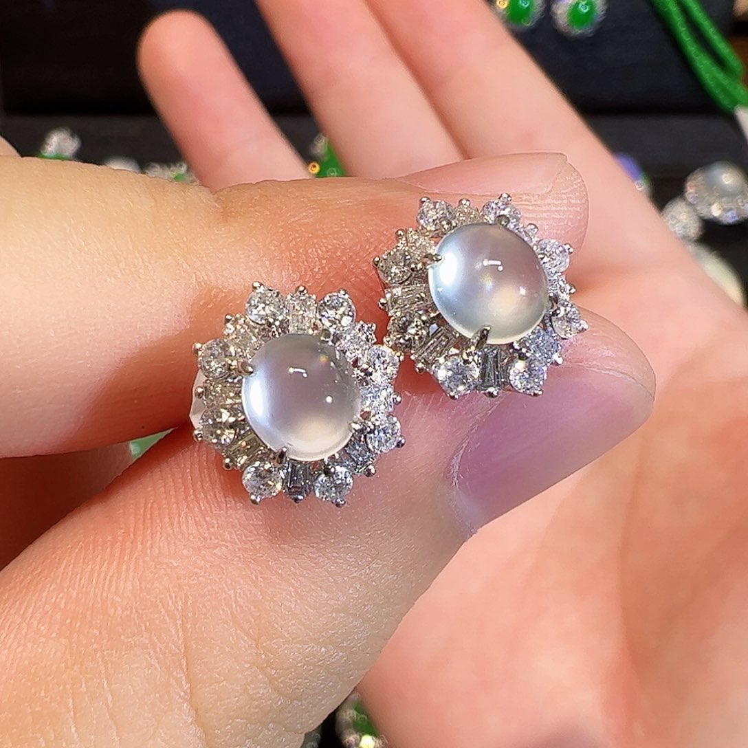 18K金镶嵌翡翠耳饰蛋面