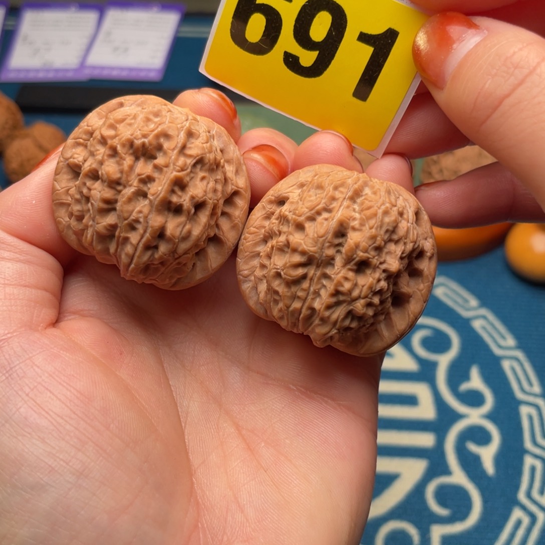 文玩核桃吊坠38血麒麟691号