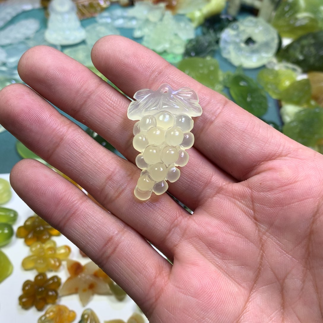 岫玉颈饰未镶嵌葡萄