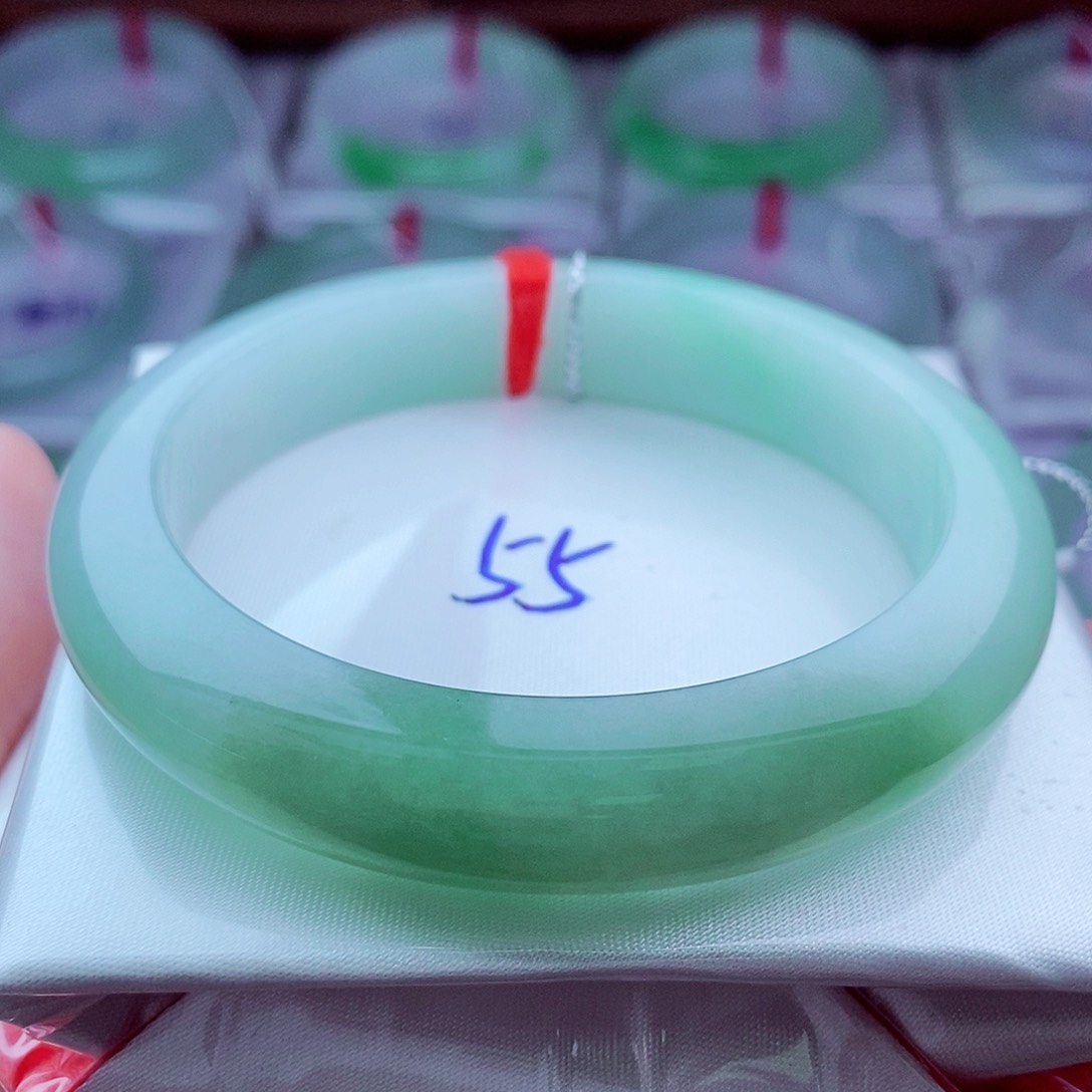 翡翠未镶嵌手镯0872-55圈口 浅绿底飘花