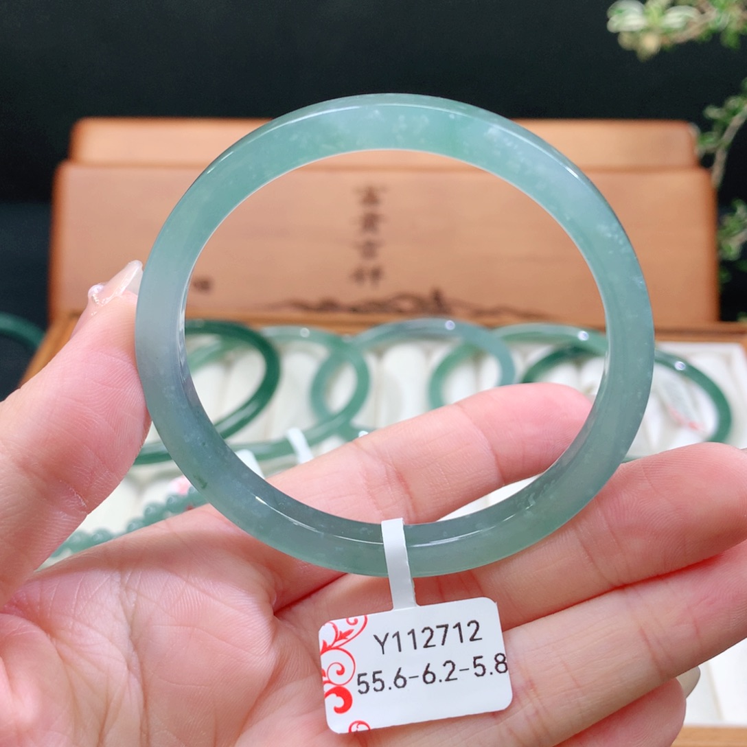 翡翠手镯未镶嵌天然