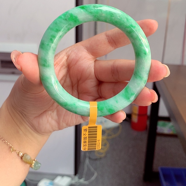 翡翠手镯未镶嵌翡翠