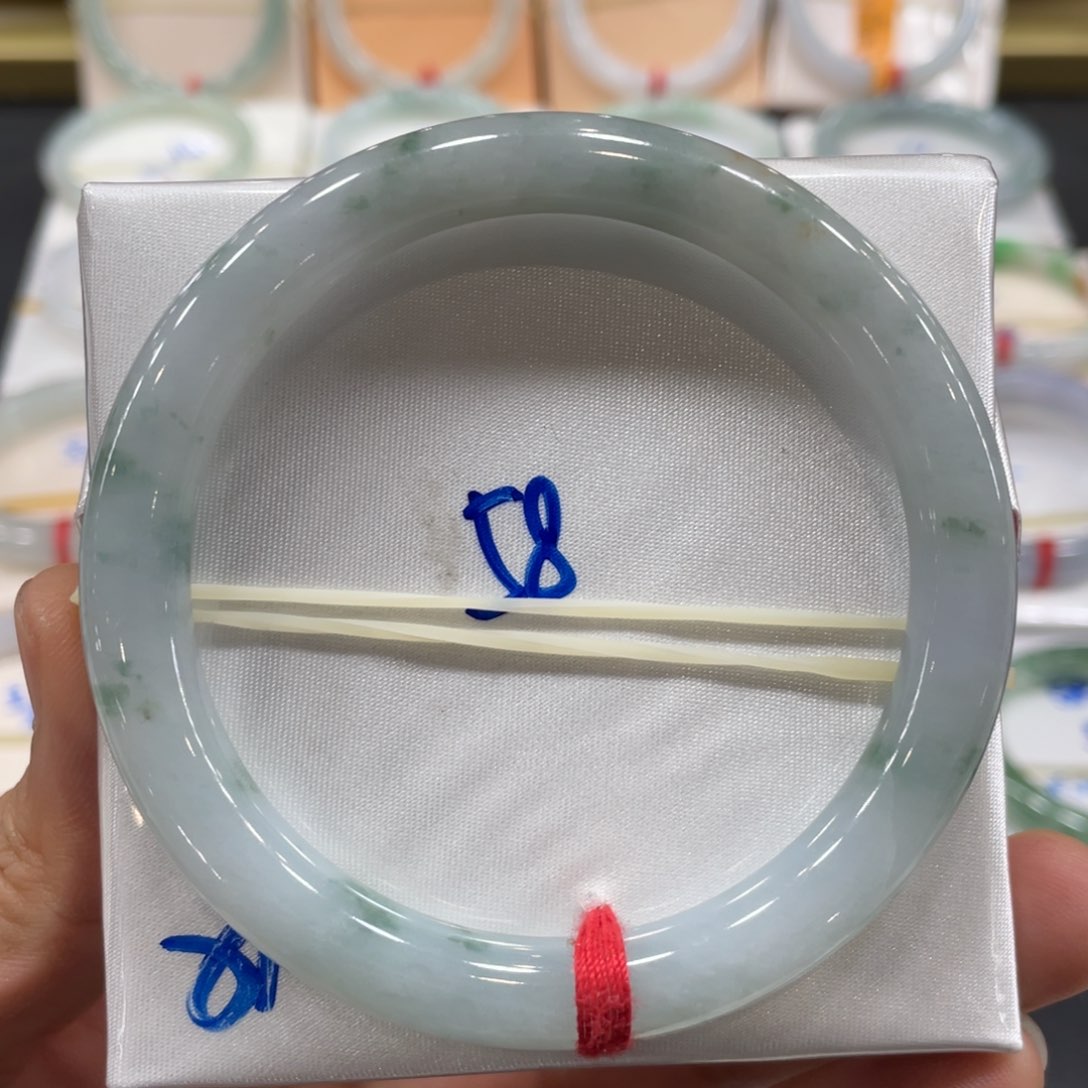 翡翠手镯未镶嵌翡翠手镯