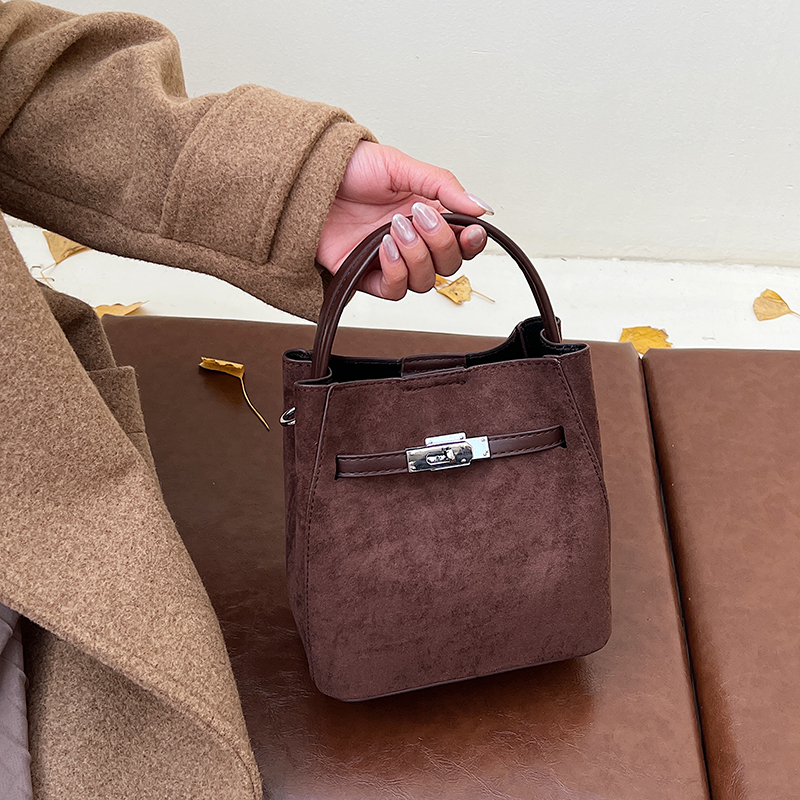 2025冬季款精致大容量水桶手提包时尚通勤百搭单肩斜挎包