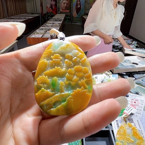 翡翠未镶嵌项圈一个
