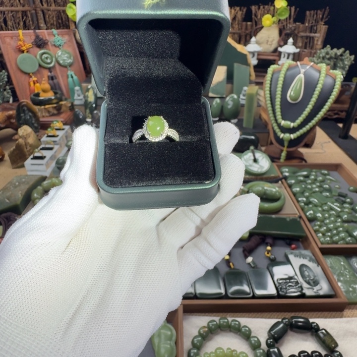 岫岩老玉（透闪石质玉）未镶嵌颈饰