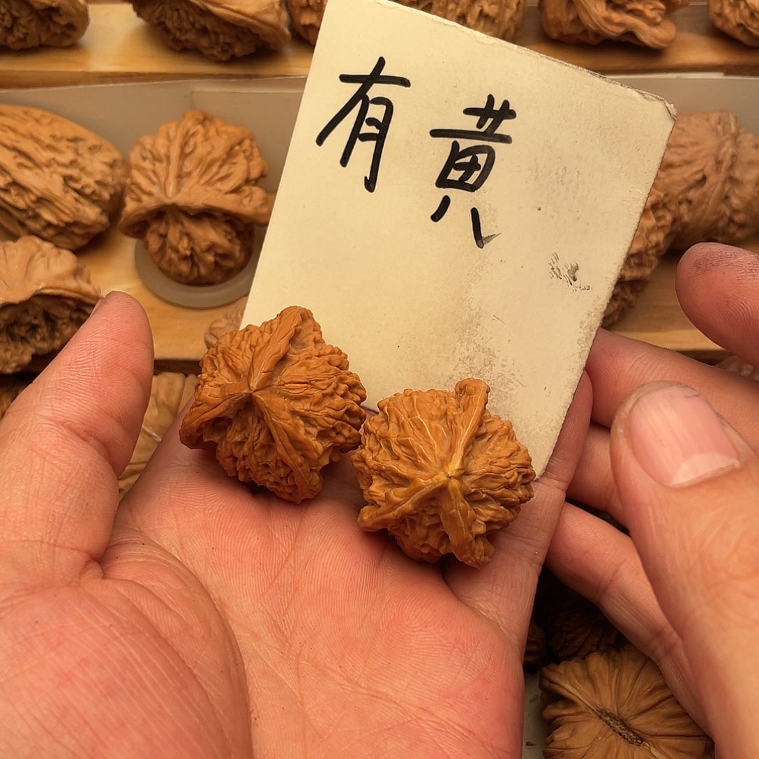 得***西文玩核桃吊坠三楞