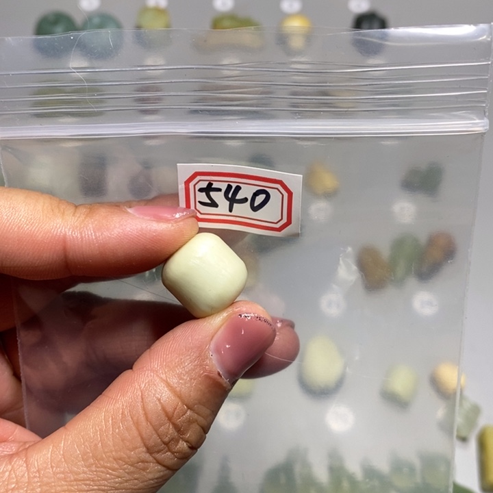 蛇纹石玉颈饰未镶嵌老*?