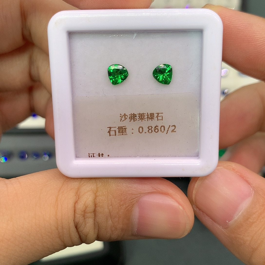 未镶嵌裸石石榴石（沙弗莱）86分一对卡扎尼绿