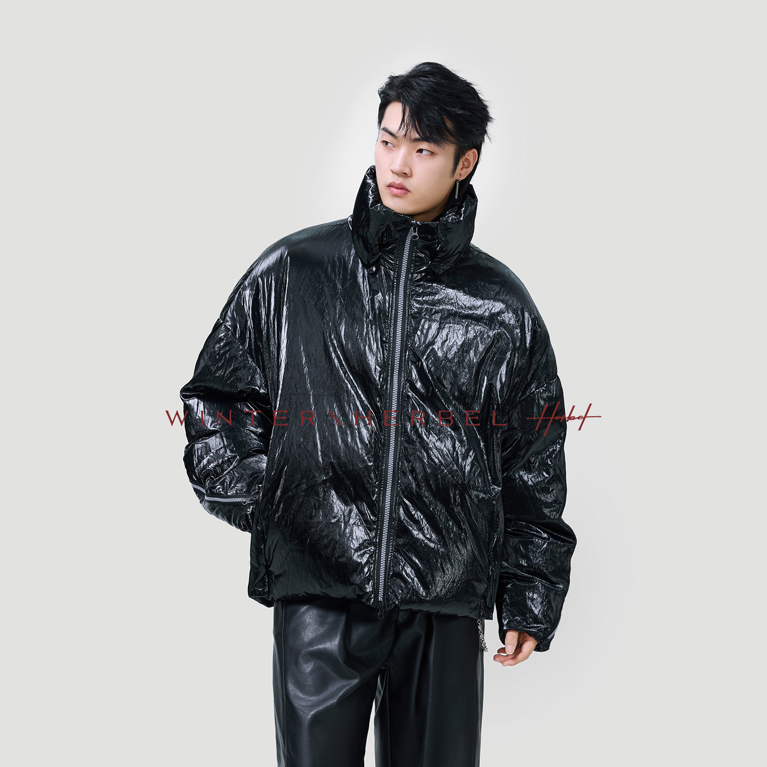 HERBEL/黑白冬季时尚贵公子设计感羽绒服 休闲短款亮面外套潮